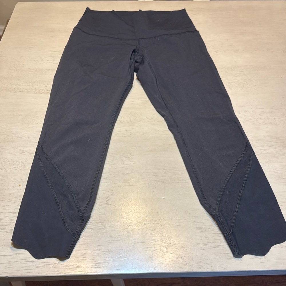 Lululemon black 28in crop legging high rise size 6 never worn.